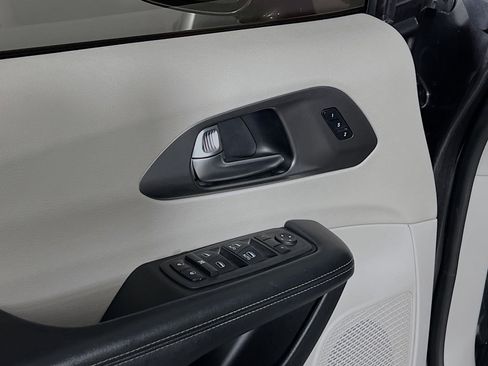 Used 2022 Chrysler Pacifica Touring-L image 17