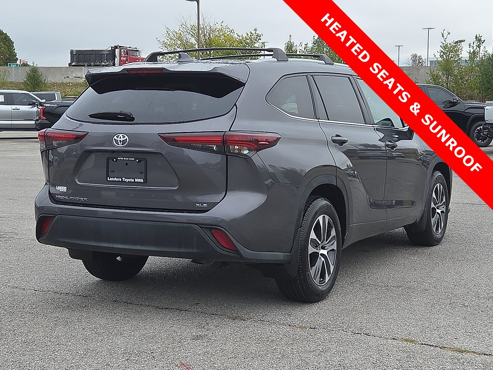 Used 2024 Toyota Highlander XLE FWD image 5