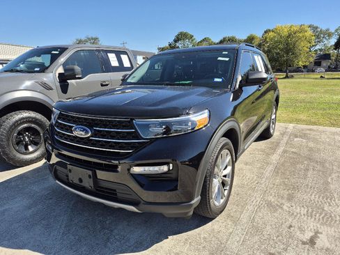 Certified 2022 Ford Explorer XLT w/ Equipment Group 202A image 3