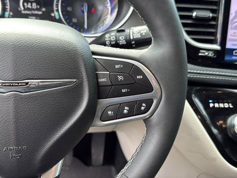 Certified 2024 Chrysler Pacifica Touring-L AWD/4WD image 17