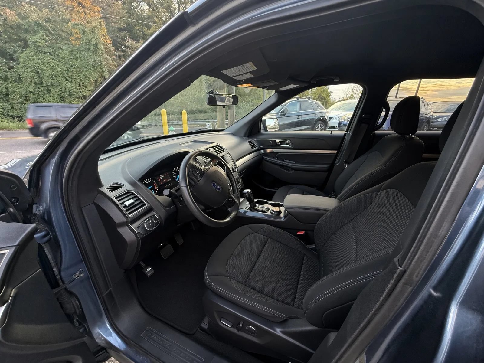 Used 2018 Ford Explorer XLT AWD/4WD image 9