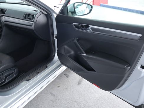 Used 2017 Volkswagen Passat 1.8T R-Line image 37