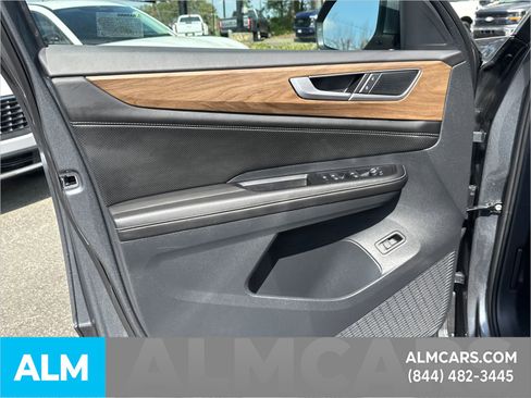 Used 2025 Volkswagen Atlas SE image 12