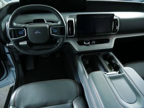Used 2025 Ford Expedition Active AWD/4WD image 2