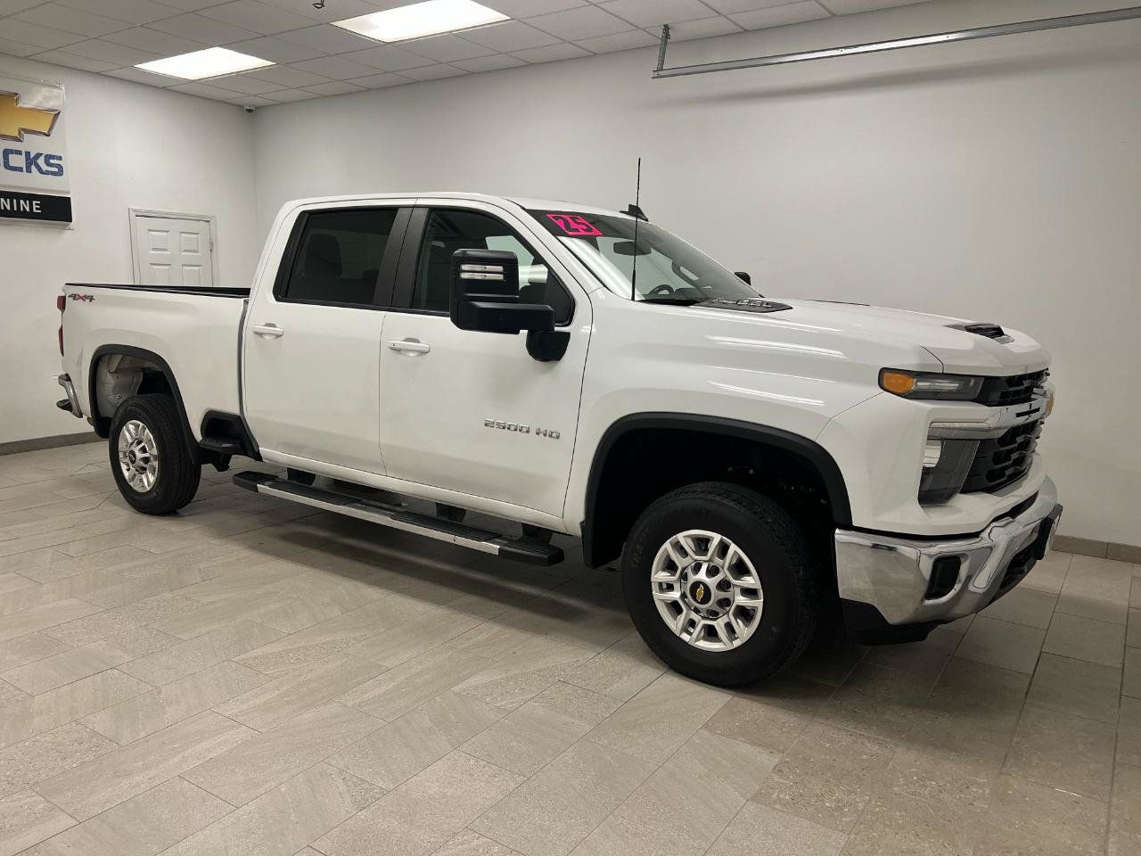Used 2025 Chevrolet Silverado 2500 LT w/ Convenience Package AWD/4WD image 6