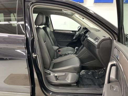 Certified 2023 Volkswagen Tiguan SE w/ Panoramic Sunroof Package image 11