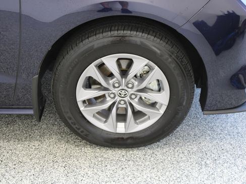 Used 2026 Toyota Sienna XLE FWD image 5