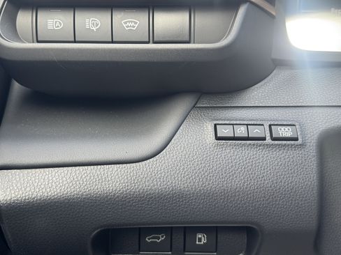 Certified 2025 Toyota Crown Signia image 33