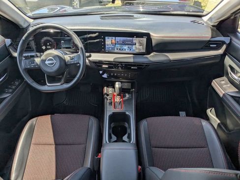 Used 2025 Nissan Kicks SR FWD image 11