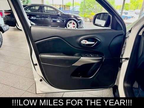 Used 2021 Jeep Cherokee Latitude FWD image 22
