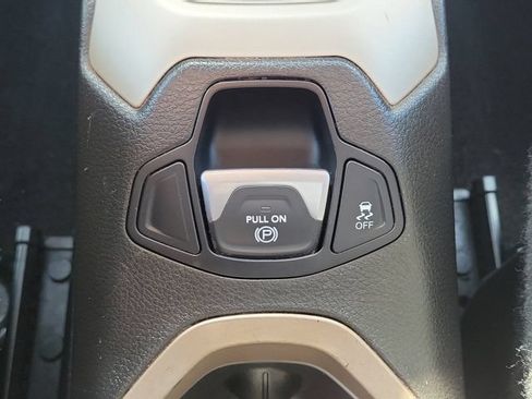 Used 2017 Jeep Renegade Latitude FWD image 20