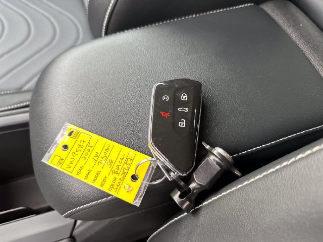 Certified 2025 Volkswagen Tiguan SE AWD/4WD image 40