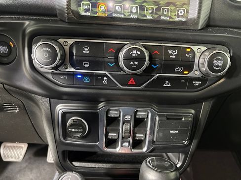Used 2022 Jeep Wrangler Unlimited Sahara AWD/4WD image 15