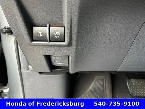 Used 2024 Toyota Sienna XLE image 28