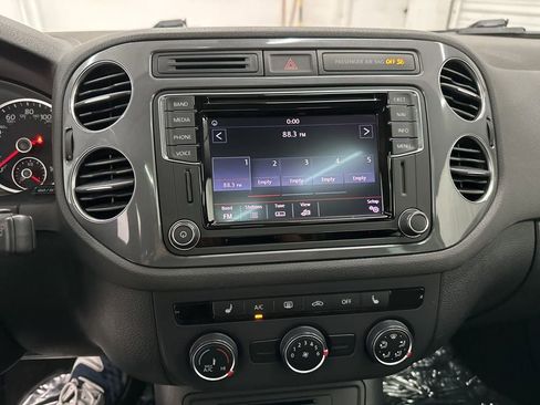 Used 2016 Volkswagen Tiguan SE image 14