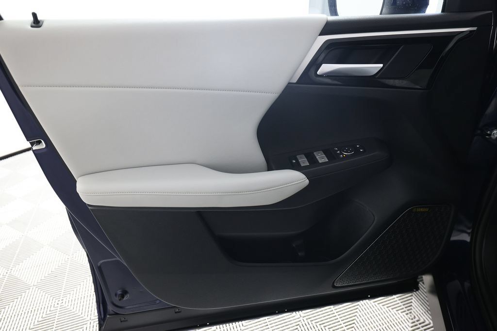 Used 2025 Mitsubishi Outlander SE FWD image 17