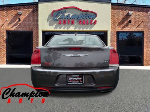 Used 2018 Chrysler 300 Limited RWD image 8