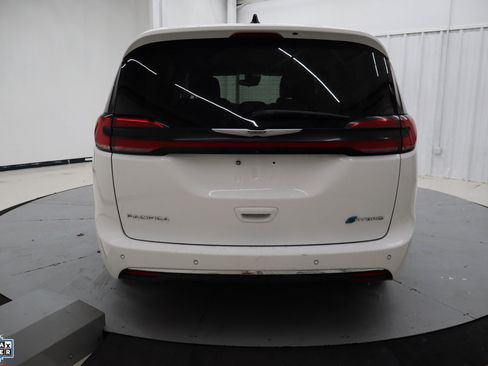 Used 2024 Chrysler Pacifica Select image 6
