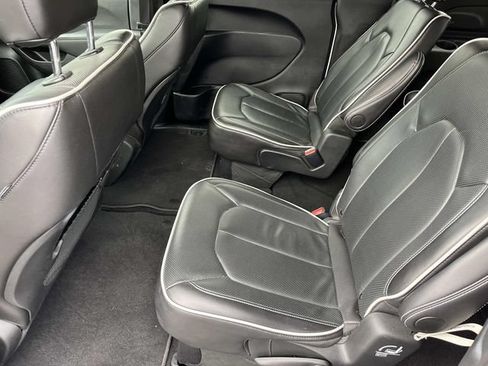 Used 2025 Chrysler Pacifica Limited FWD image 16