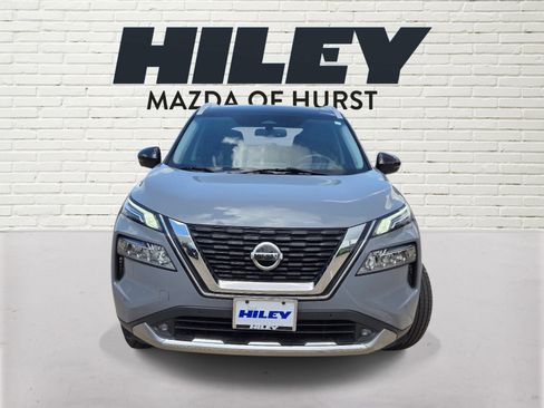 Used 2021 Nissan Rogue Platinum FWD image 2