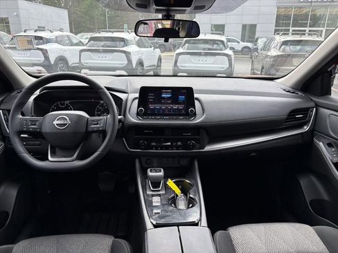 Certified 2025 Nissan Rogue SV image 9