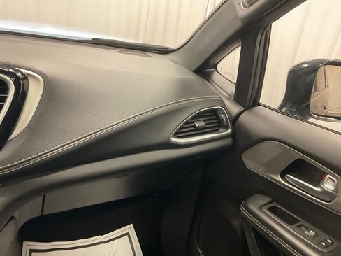 Used 2024 Chrysler Pacifica Premium image 27