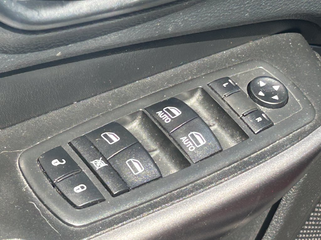 Used 2019 Jeep Cherokee Latitude Plus w/ Comfort/Convenience Group FWD image 28