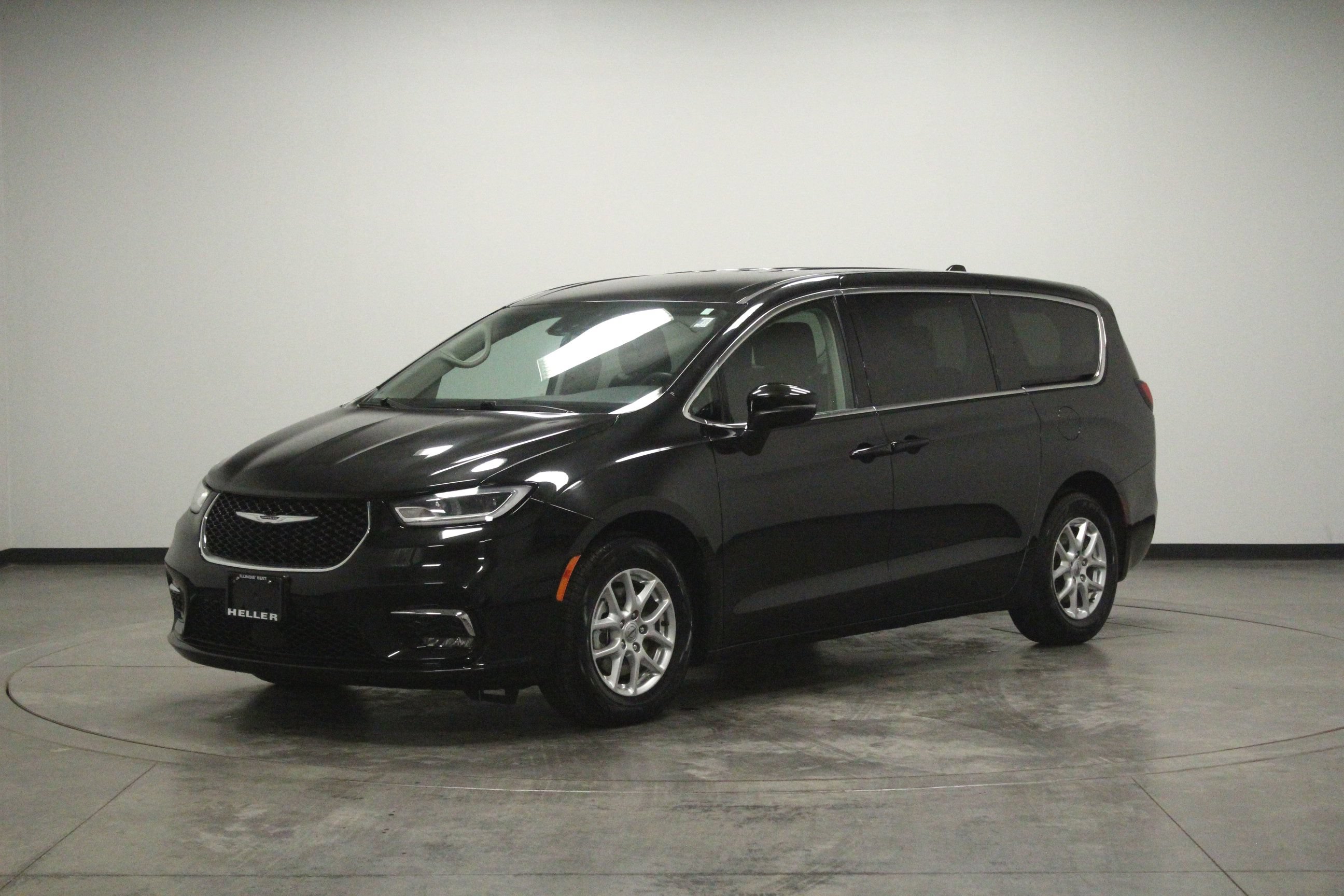 Used 2023 Chrysler Pacifica Touring-L FWD image 4