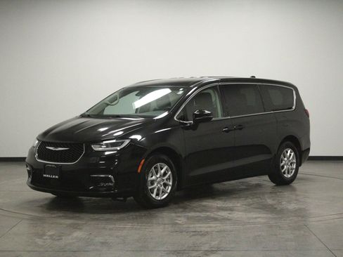 Used 2023 Chrysler Pacifica Touring-L FWD image 4