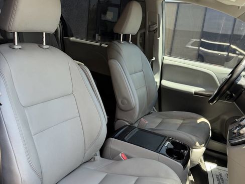 Used 2019 Toyota Sienna XLE FWD image 23
