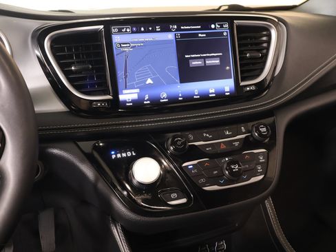 Used 2025 Chrysler Pacifica Limited FWD image 5