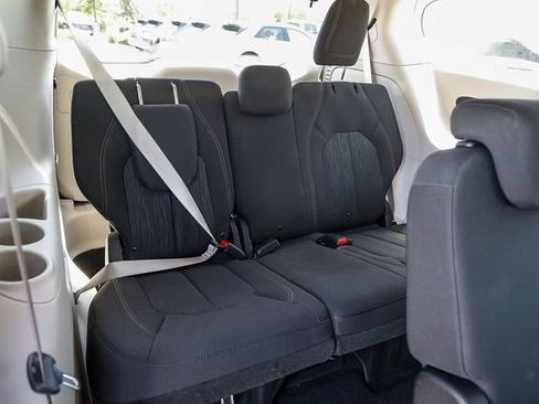 Used 2018 Chrysler Pacifica Touring Plus w/ Tire & Wheel Group FWD image 22
