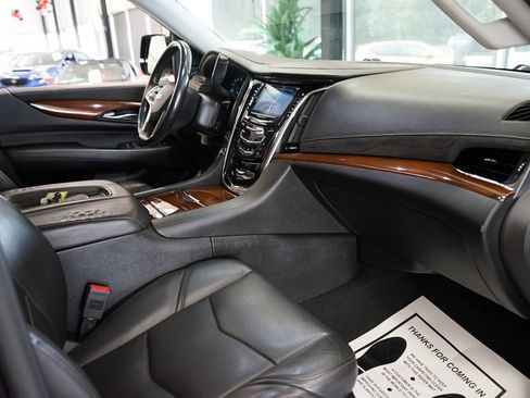 Used 2018 Cadillac Escalade Luxury AWD/4WD image 50