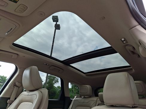 Used 2022 Lincoln Corsair AWD w/ Premium Package image 16