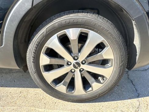 Used 2022 Kia Telluride EX w/ EX Premium Package image 3