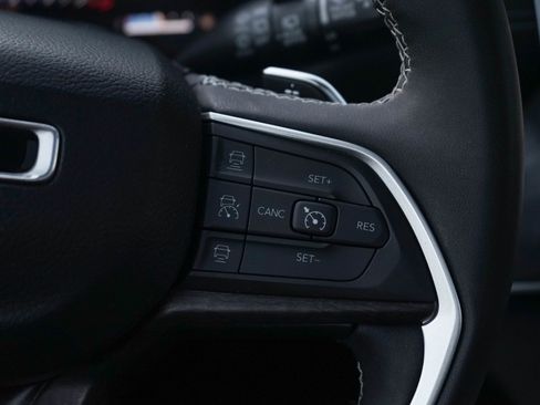 Used 2023 Jeep Grand Cherokee Limited w/ Luxury Tech Group II image 24