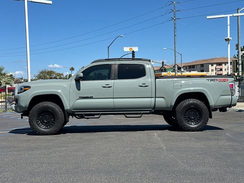 Used 2022 Toyota Tacoma TRD Sport w/ Technology Package image 2