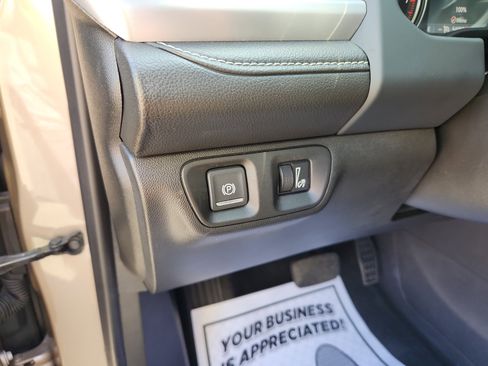 Used 2023 GMC Acadia SLT image 27