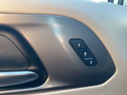 Used 2023 Chrysler Pacifica Touring-L image 27