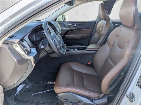 Used 2019 Volvo XC60 T6 Momentum w/ Multimedia Package AWD/4WD image 17