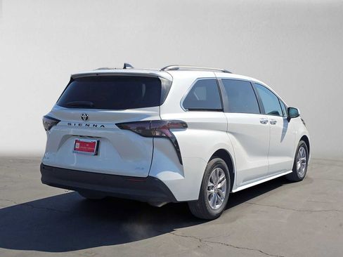 Used 2026 Toyota Sienna XLE FWD image 3