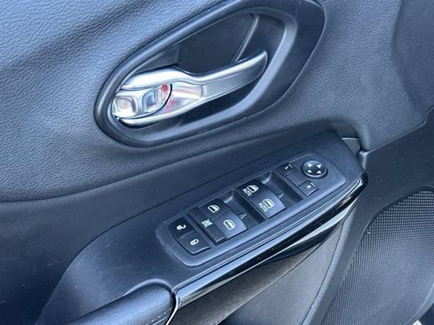 Used 2019 Jeep Cherokee Latitude Plus image 14