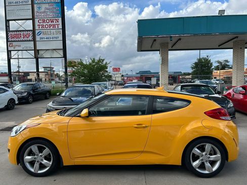 Used 2013 Hyundai Veloster FWD image 2