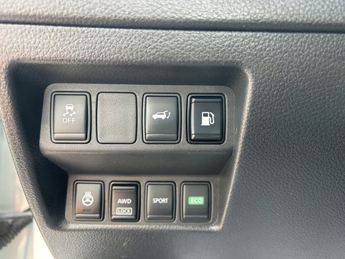 Used 2018 Nissan Rogue SV w/ Premium Package image 18