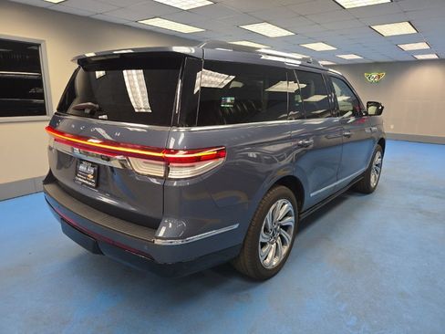 Used 2023 Lincoln Navigator Reserve AWD/4WD image 3