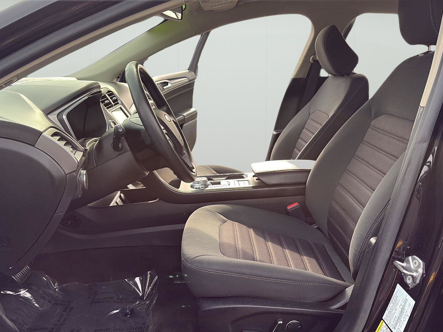 Used 2020 Ford Fusion SE FWD image 21