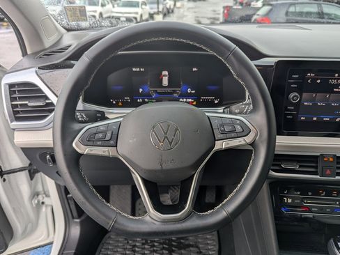 Used 2025 Volkswagen Taos SE image 13