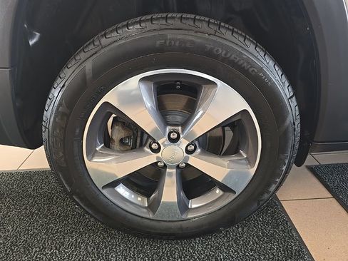Used 2019 Jeep Cherokee Limited AWD/4WD image 40