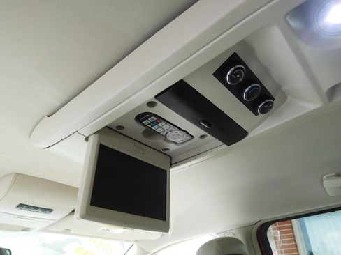 Used 2016 Chrysler Town & Country Touring w/ Driver Convenience Group image 13