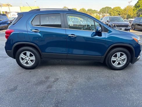 Used 2019 Chevrolet Trax LT w/ Sun & Sound Package FWD image 2